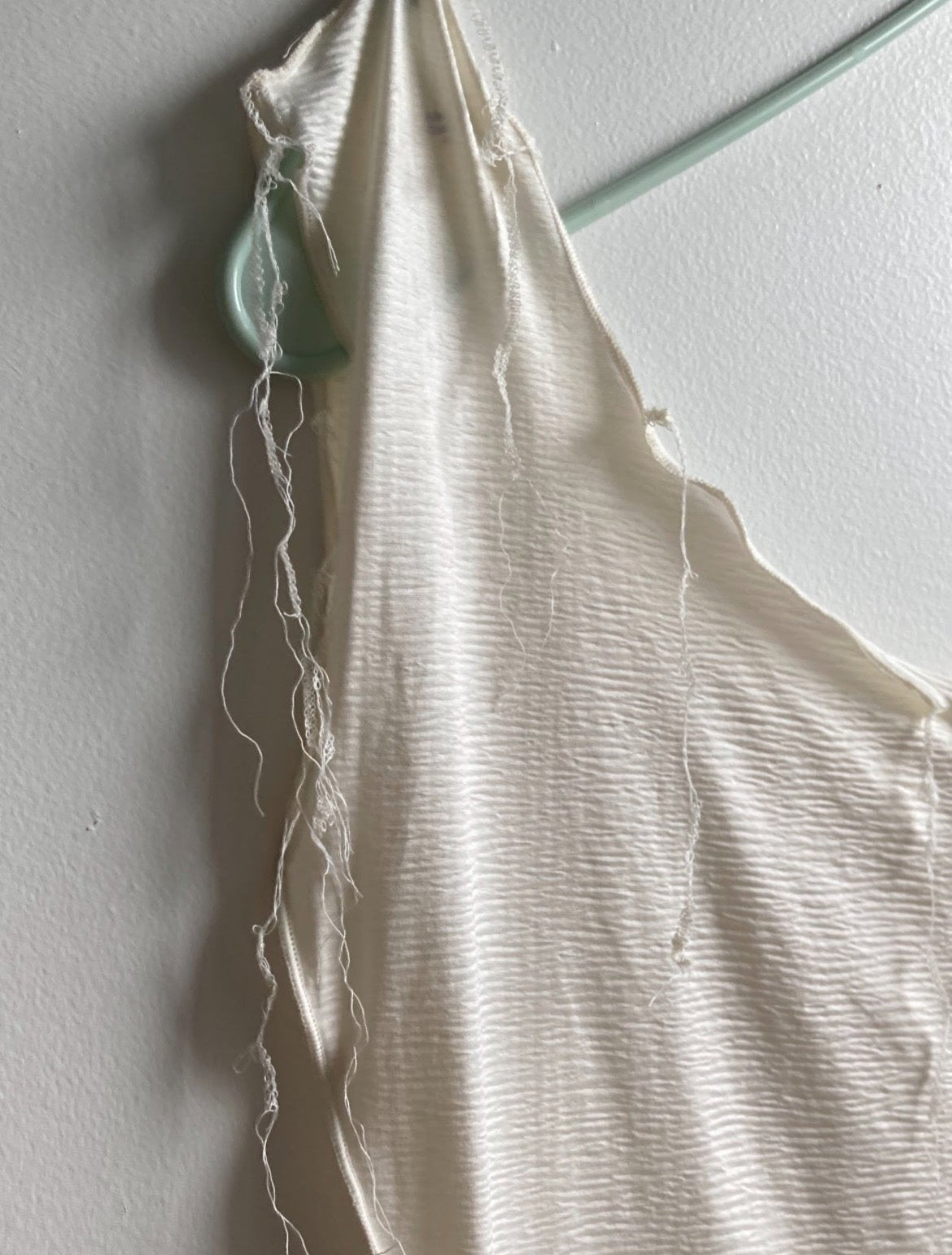 One shoulder loose thread top